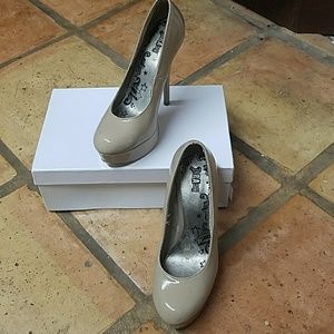 Nude pumps